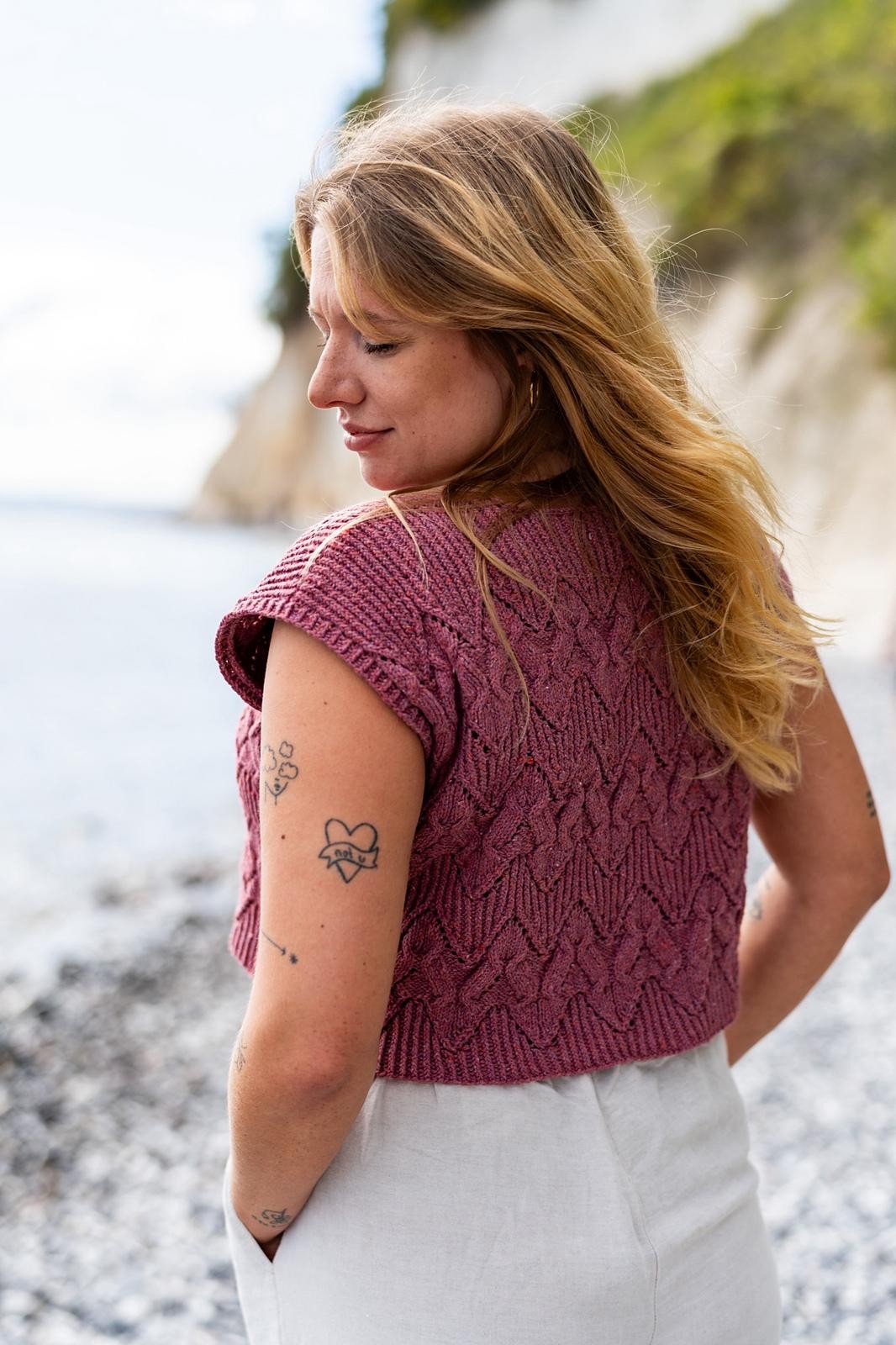 Футболка спицами с узором из кос