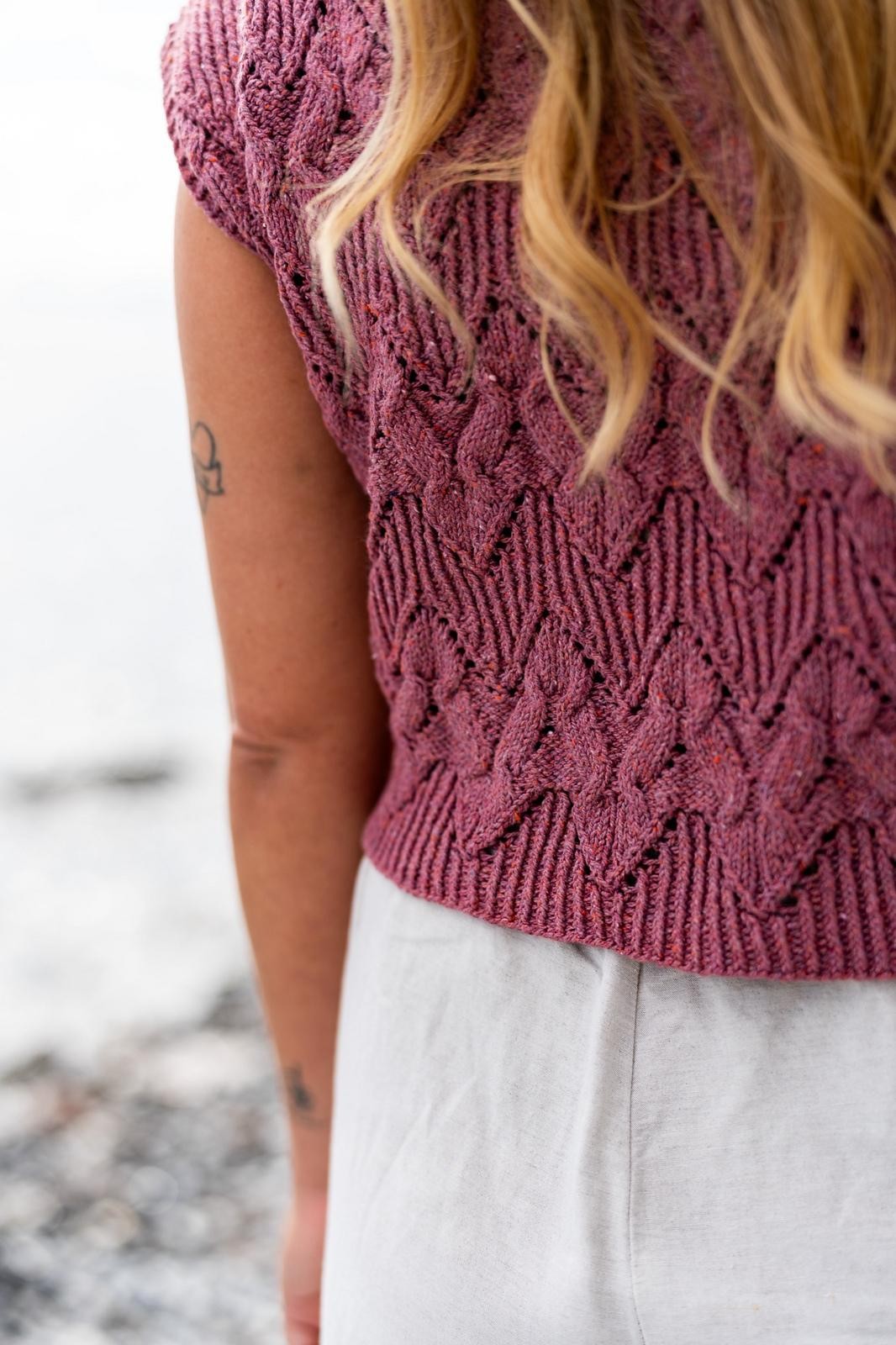 Красивый узор с косами спицами