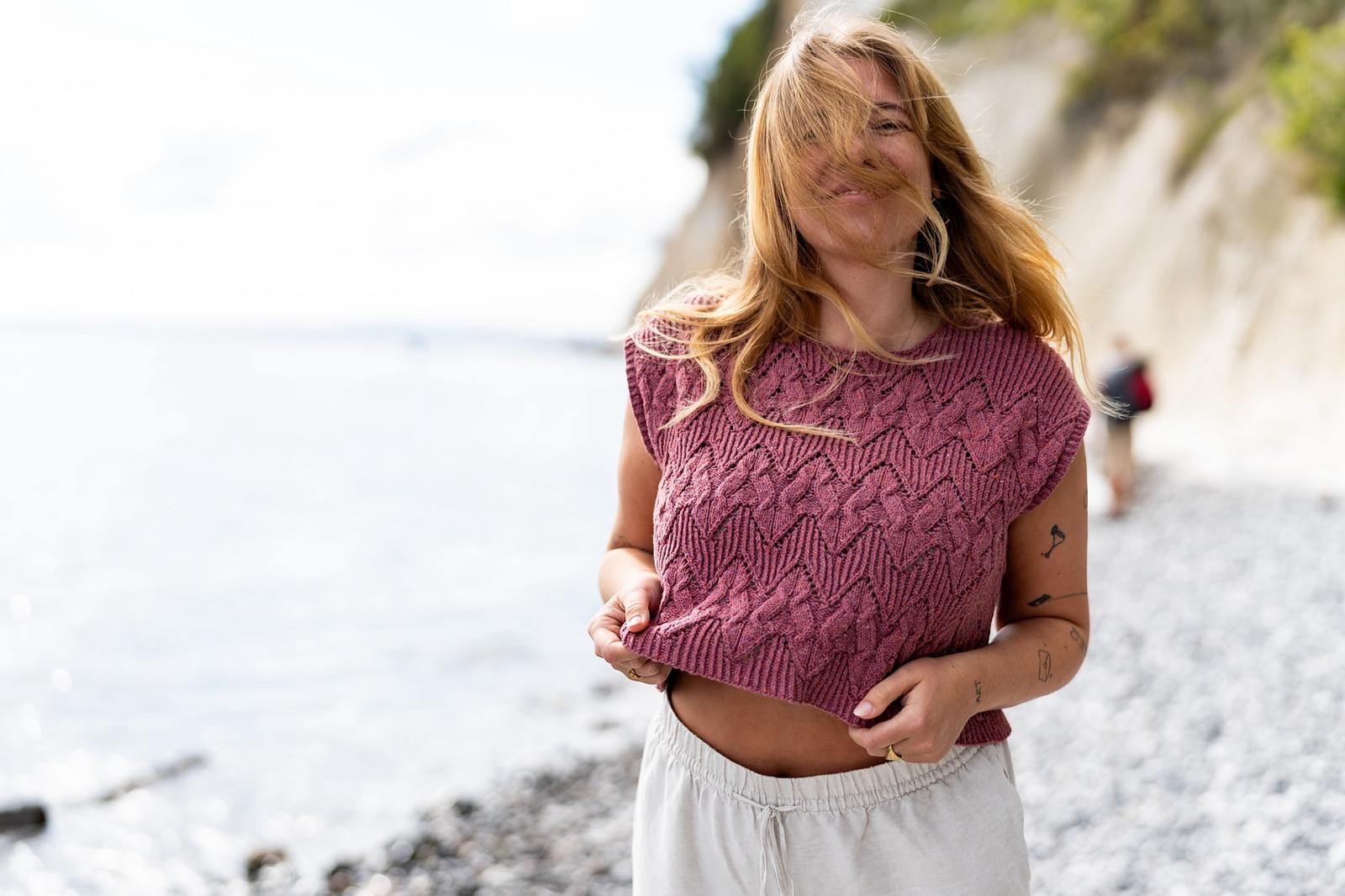 Топ свободного кроя спицами со спущенным плечом