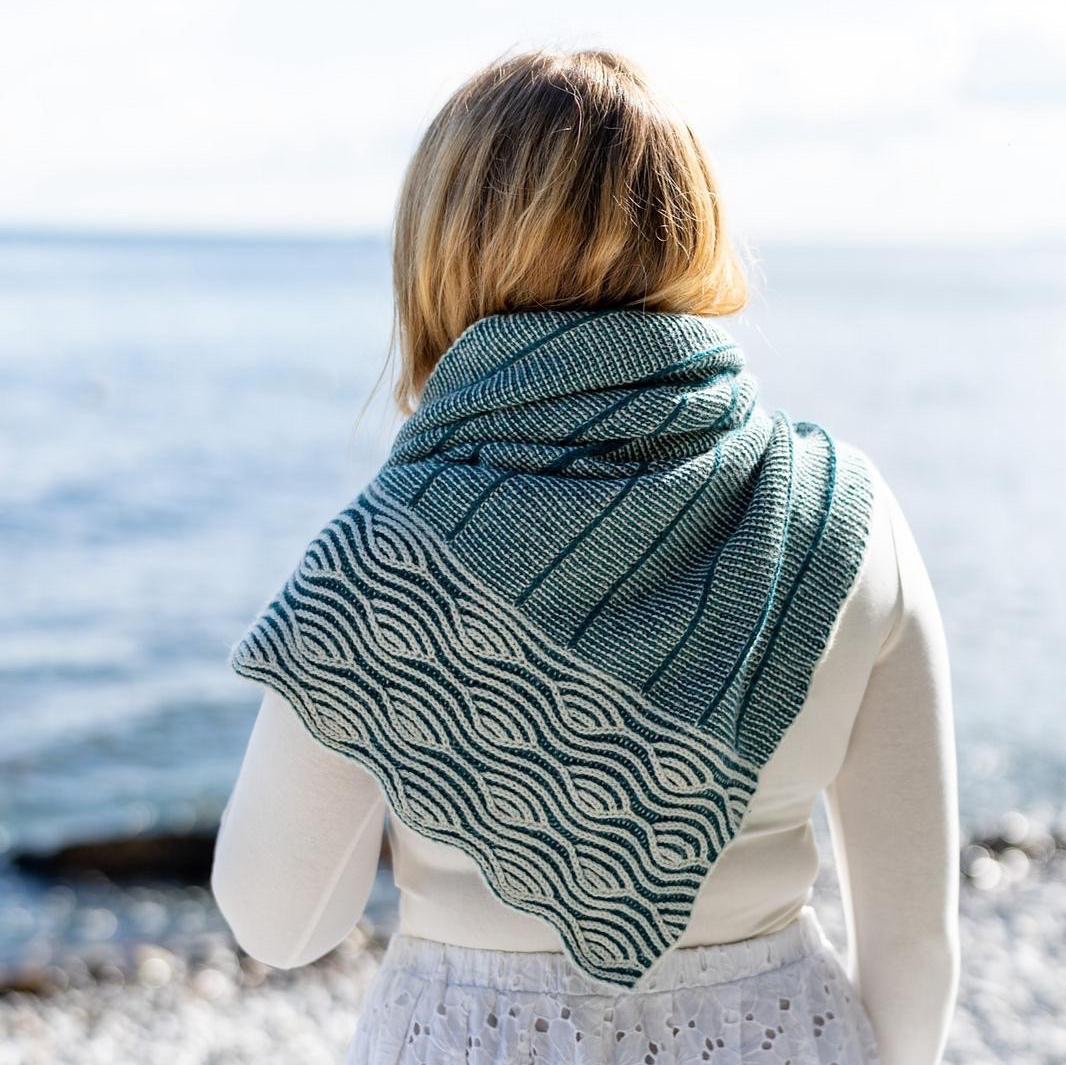 Шаль спицами с полосками узором бриошь Alluvium