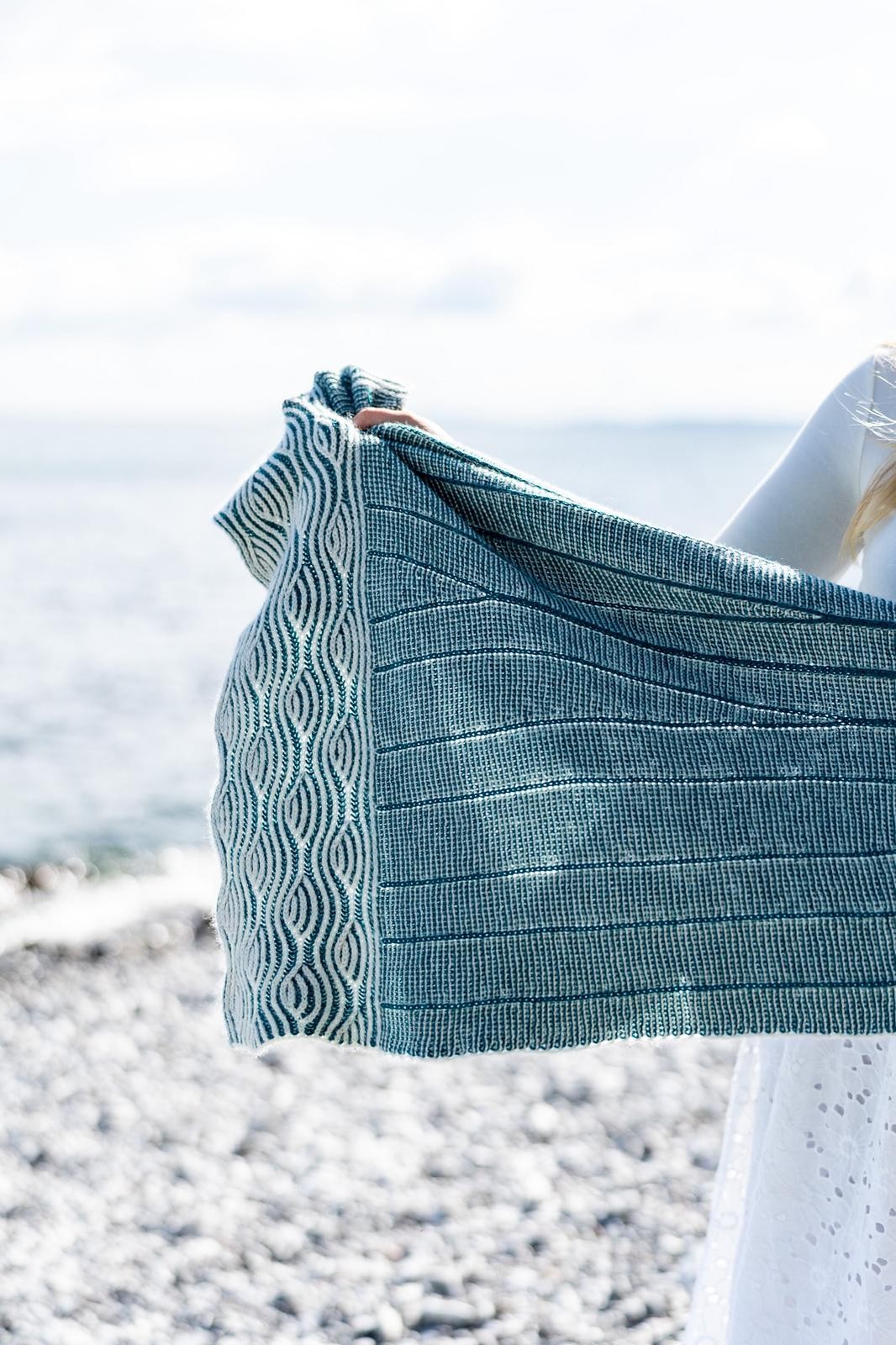 Треугольная шаль, связанная спицами платочной вязкой