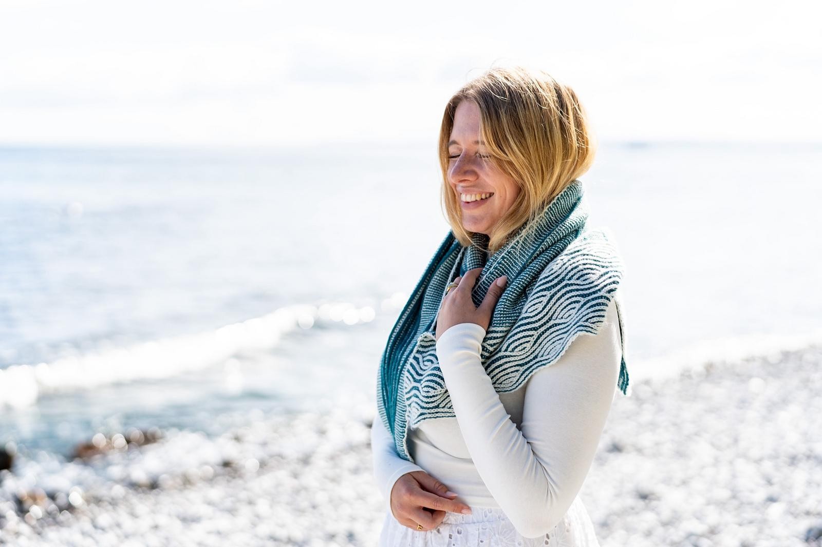 Шаль с красивым узором спицами