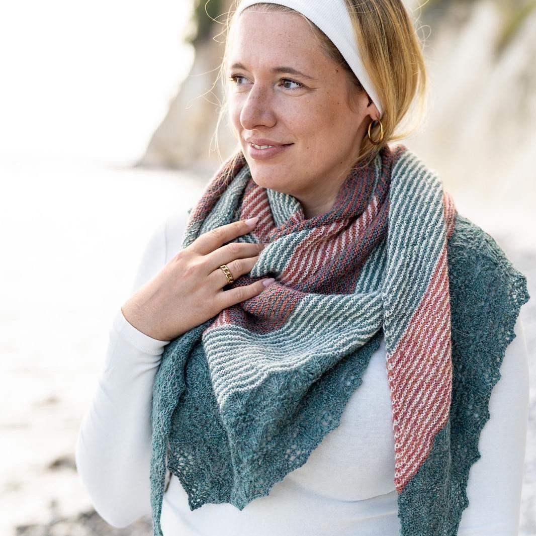 Шаль с ассиметричным узором спицами