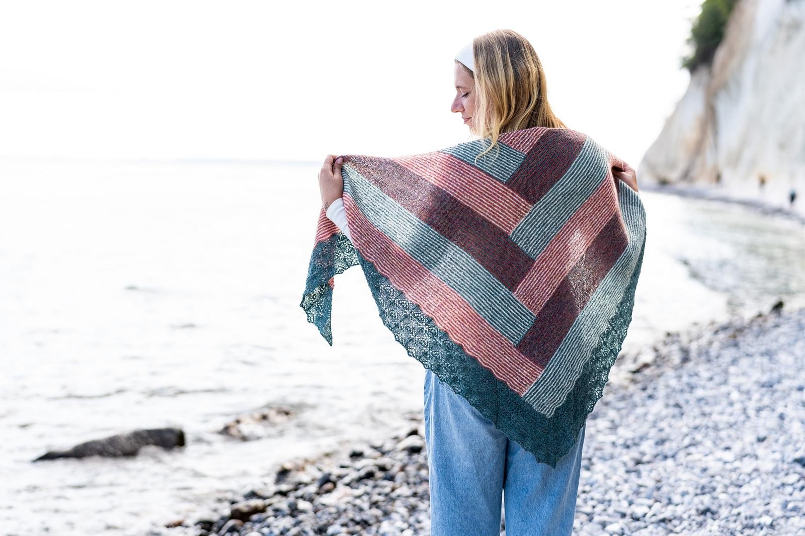 Шаль я красивым ажурным бордюром спицами