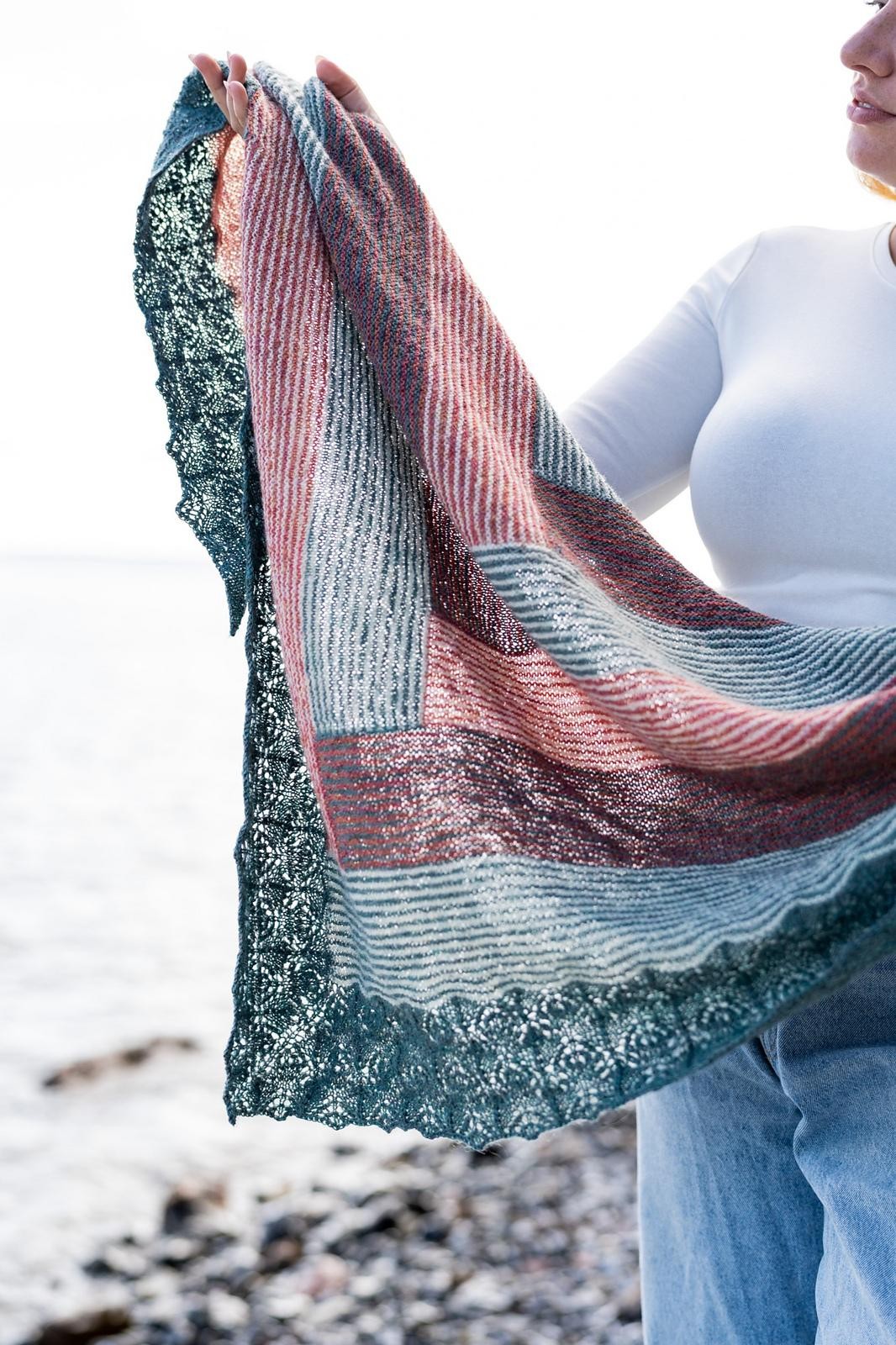 Шаль спицами с полосками платочной вязкой