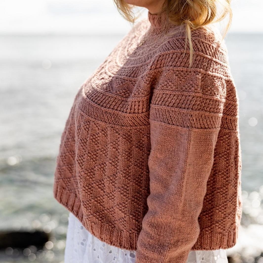 Пуловер с круглой кокеткой текстурным узором спицами Making Waves