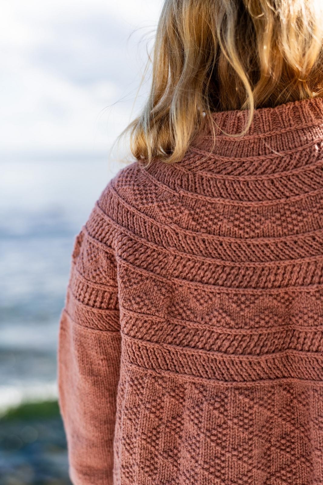 Круглая кокетка с узором из скрещенных петель