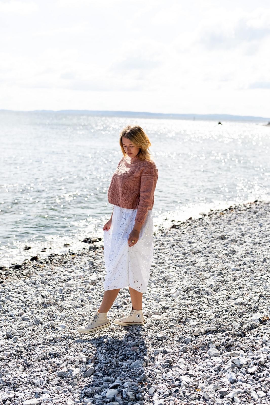 Женственный свитер с небольшим воротником спицами