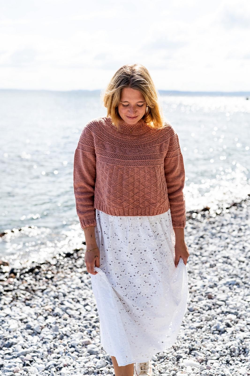 Пуловер с красивыми узорами по кокетке и телу