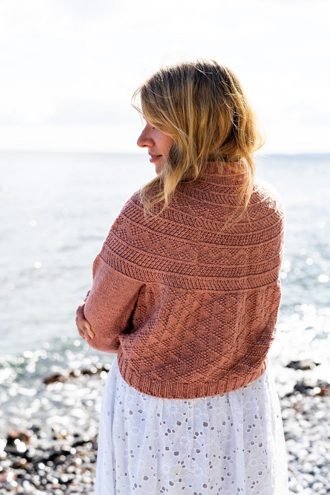 Укороченный пуловер с интересным узором 