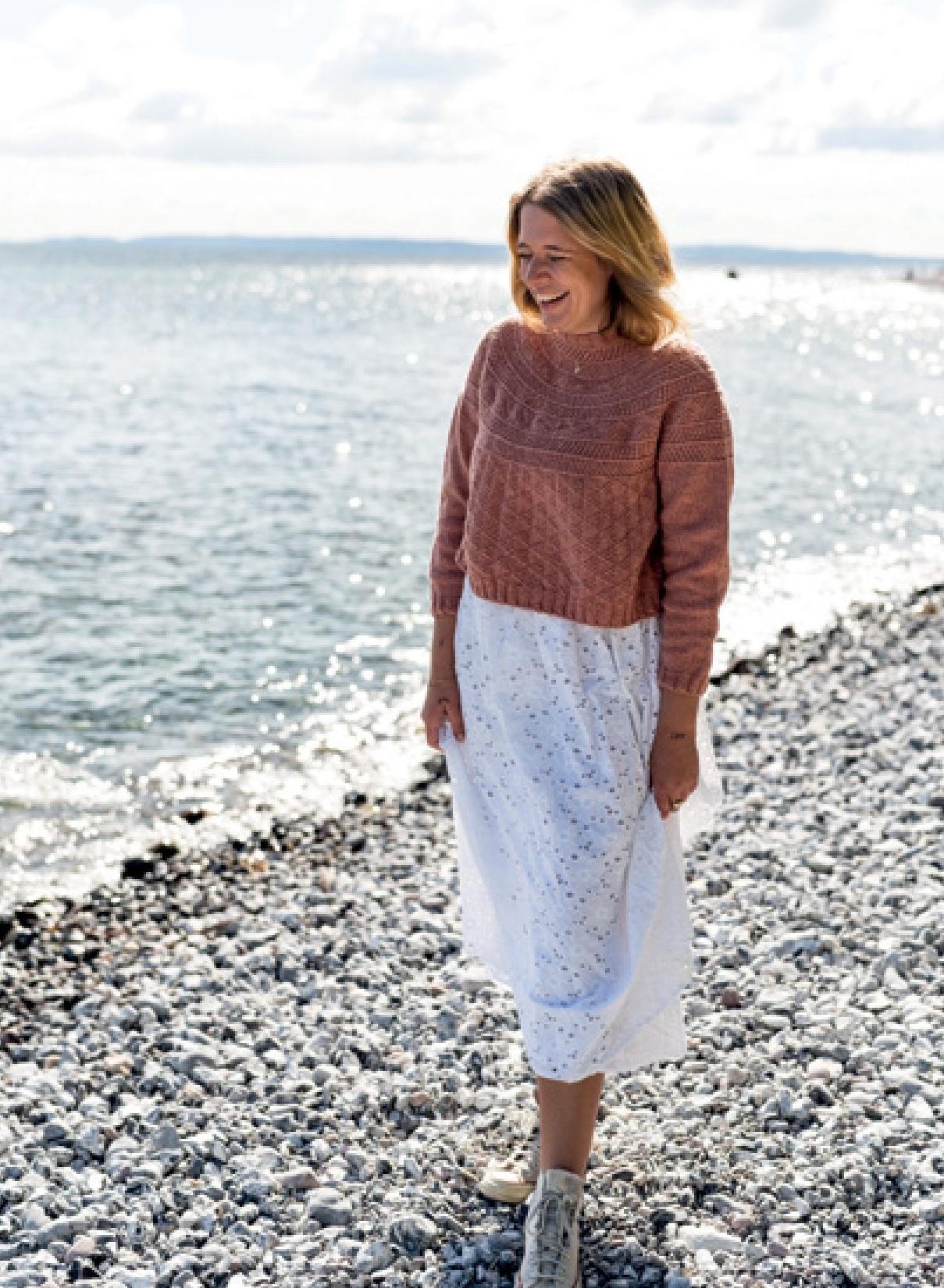 Пуловер спицами сверху вниз по  кругу без швов