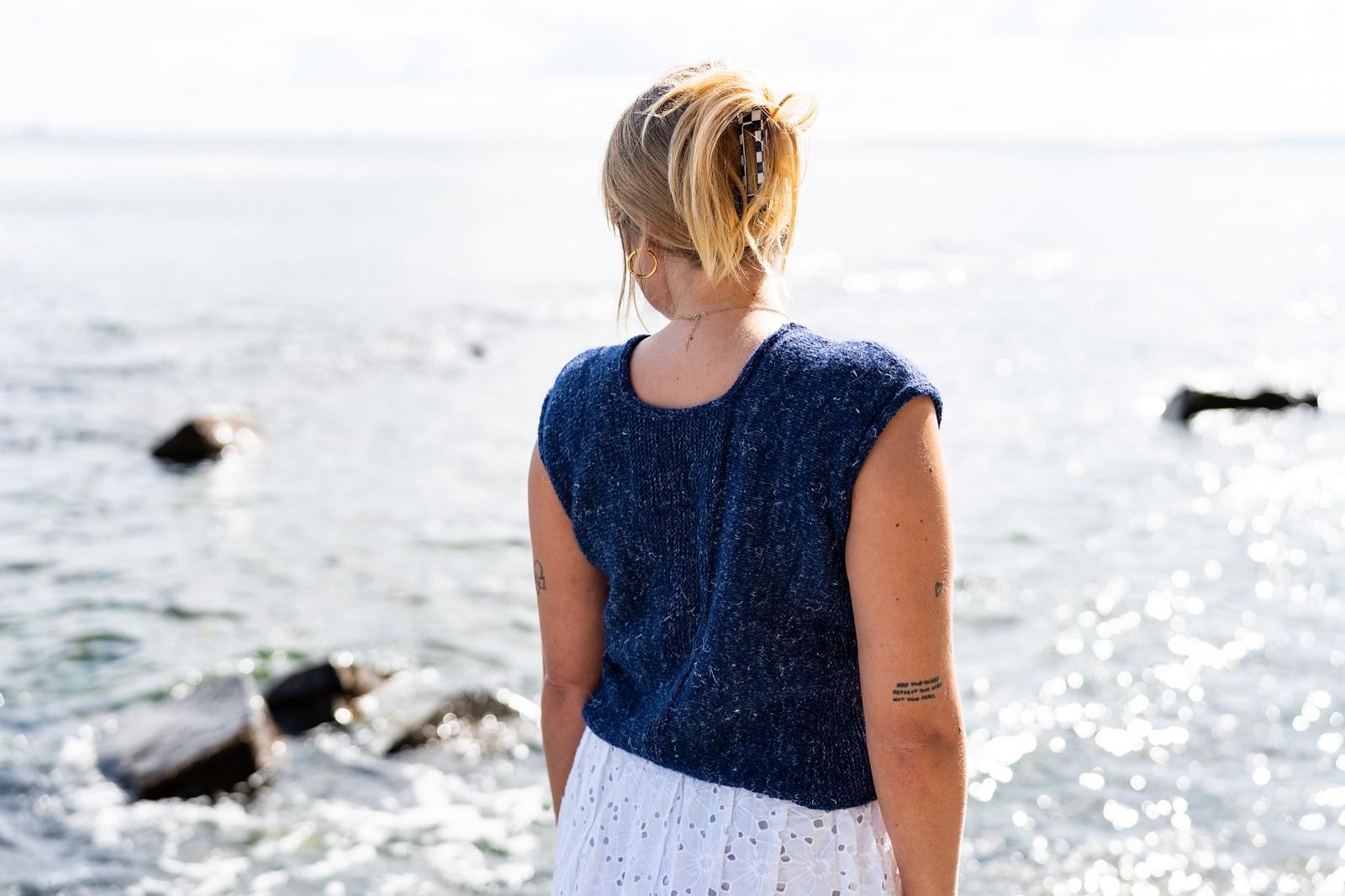 Топ с отделкой полым шнуром спицами