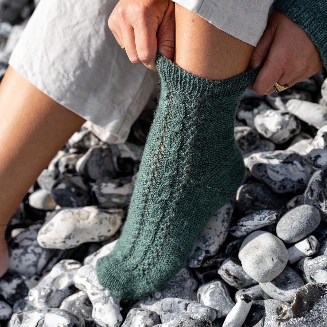 Милые носочки с узором Seafoam связанные спицами от мыска