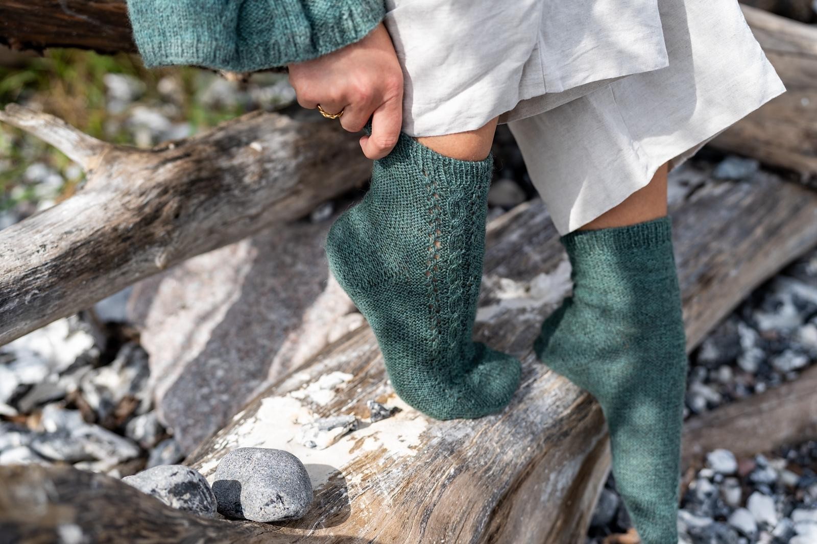 Носки от мыска, связанные с изнанки