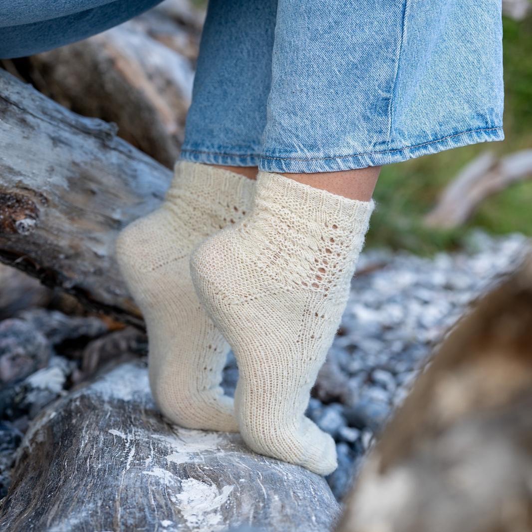 Носки с волнистым узором спицами Waves of Life