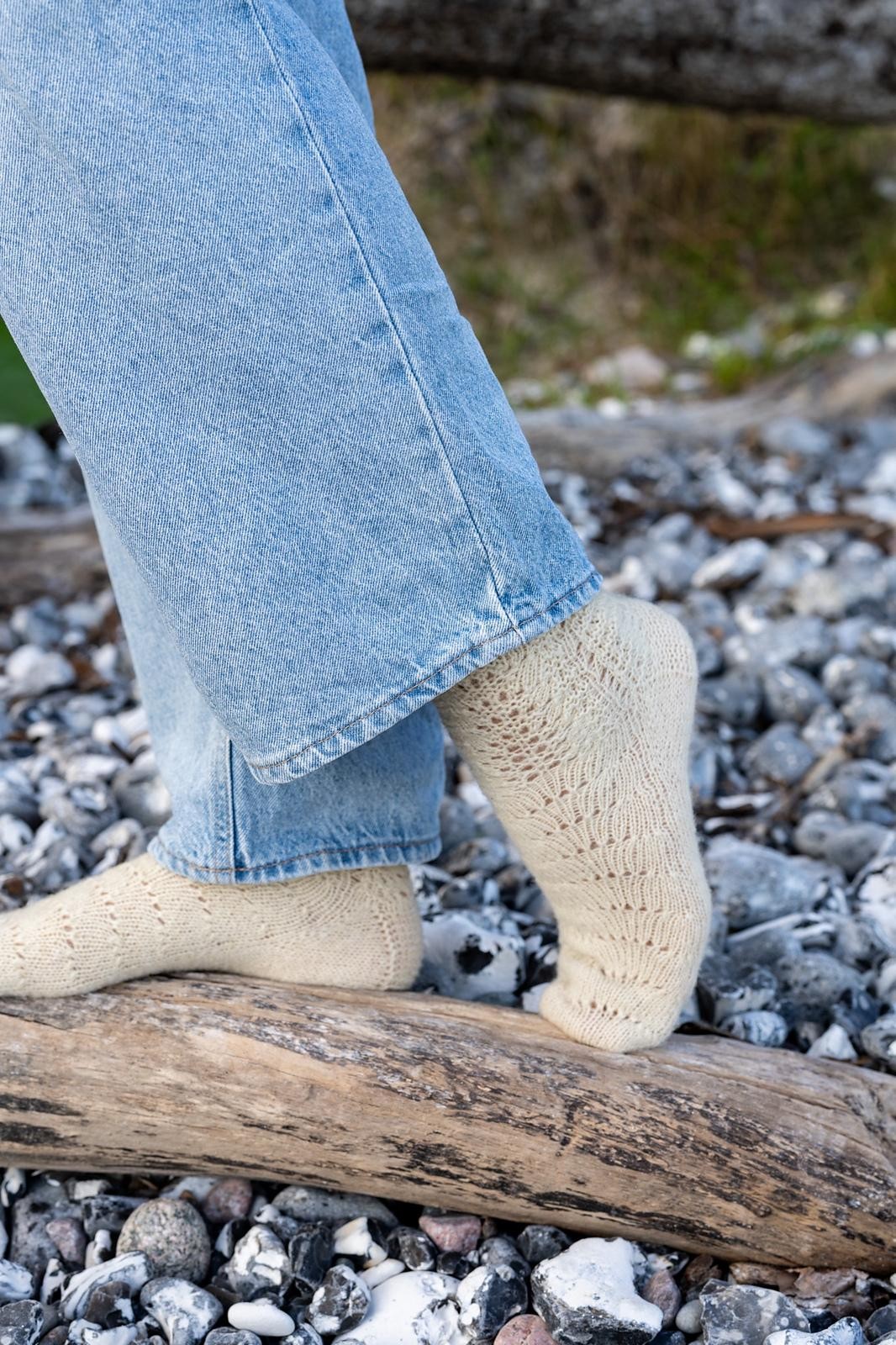Носки с интересным ажурным узором