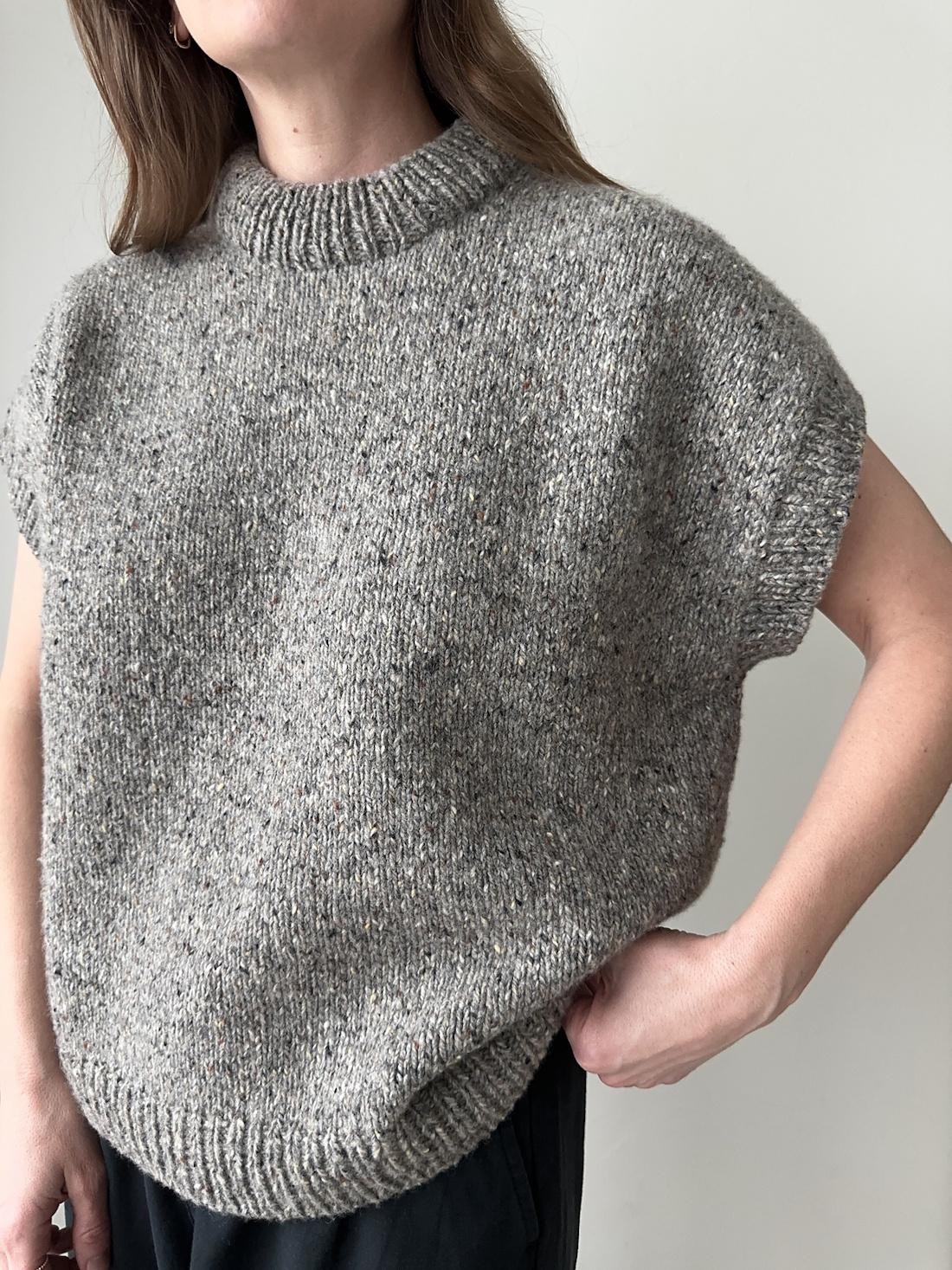 Свободный жилет спицами с глубокими проймами