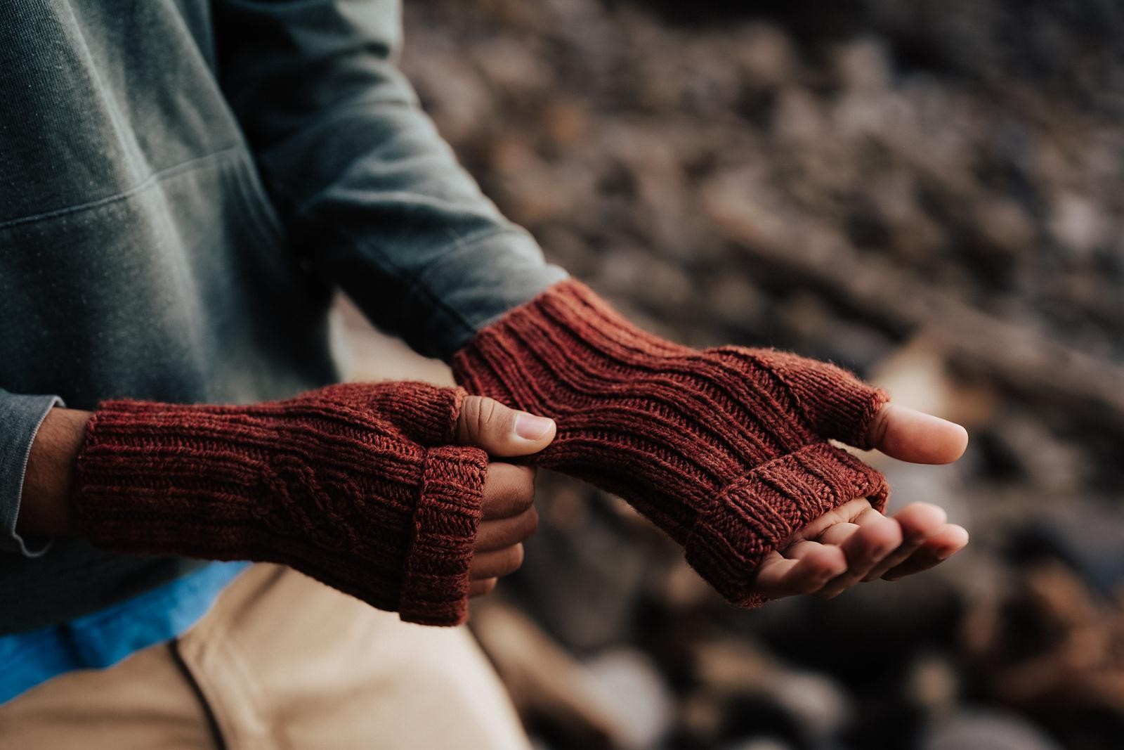 Простые митенки спицами на подарок