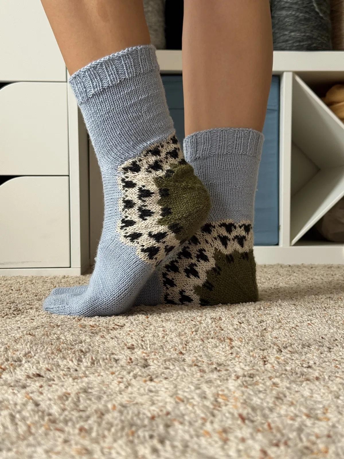 Носки спицами лицевой гладью