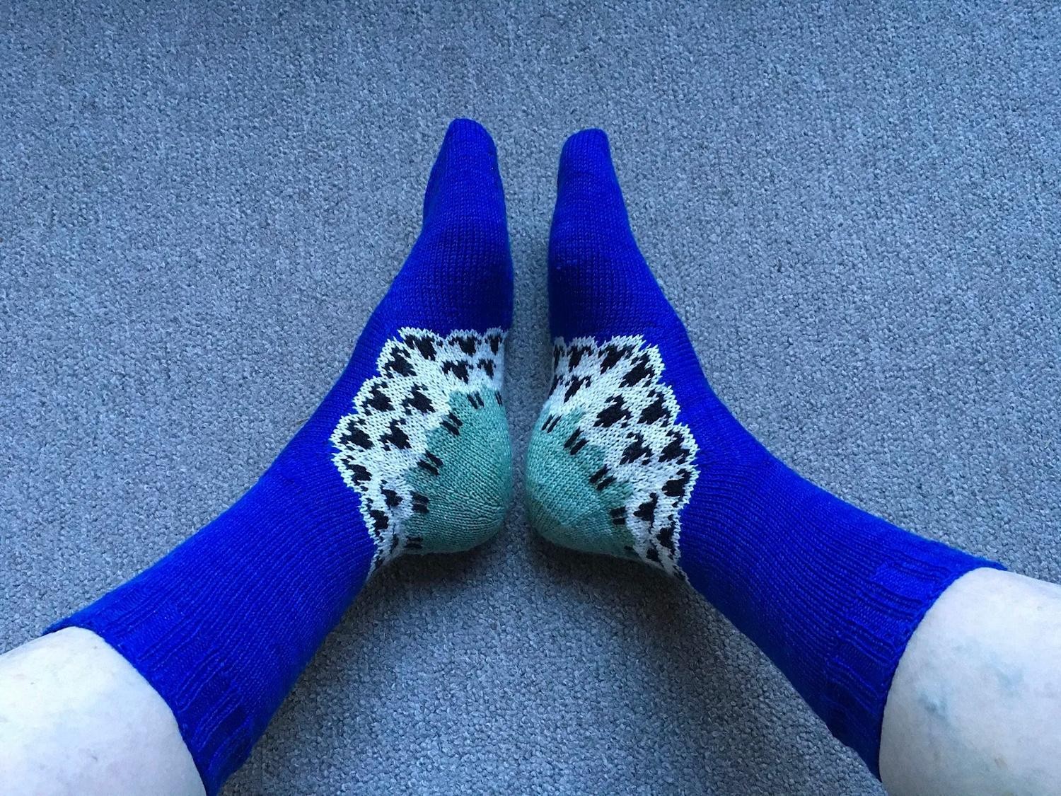 Жаккардовые носки спицами на большой размер ноги