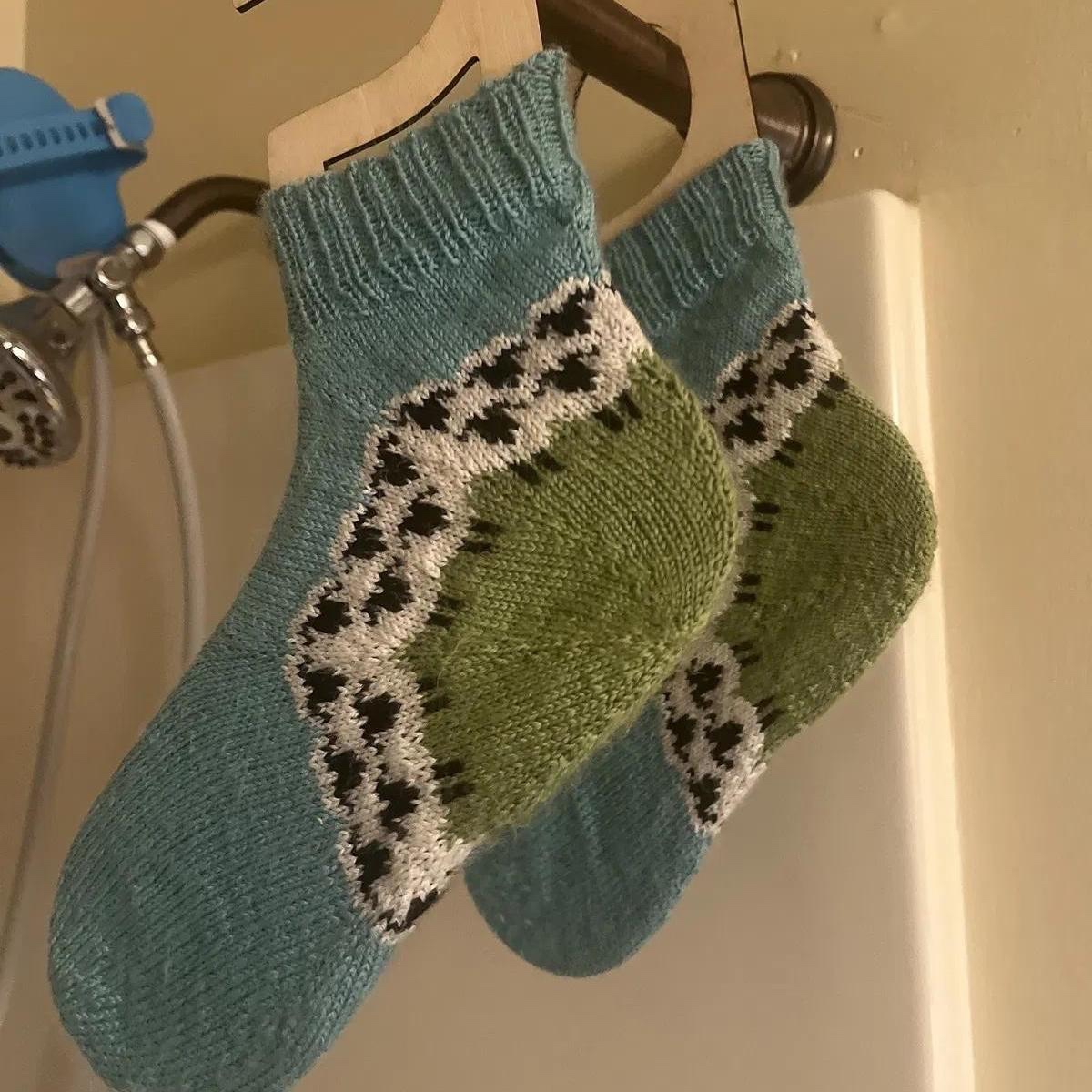 Носки с интересной конструкцией спицами Hyrde Sokker