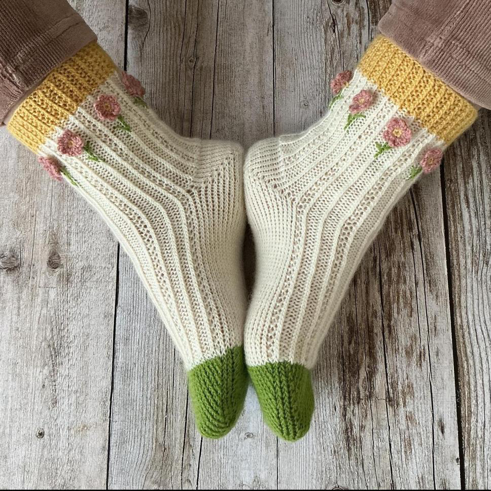 Милые носочки с цветочками и вышивкой спицами