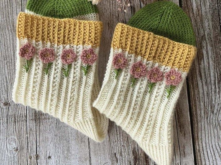 Носки спицами скрещенной резинкой с ажурными дорожками