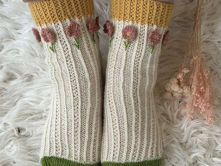 Носки из контрастной пряжи спицами