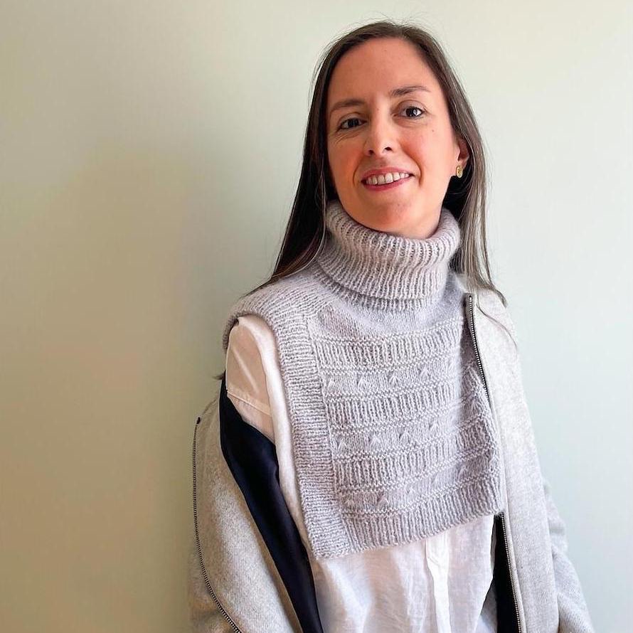 Манишка из альпака Merendera связанная спицами регланом погон