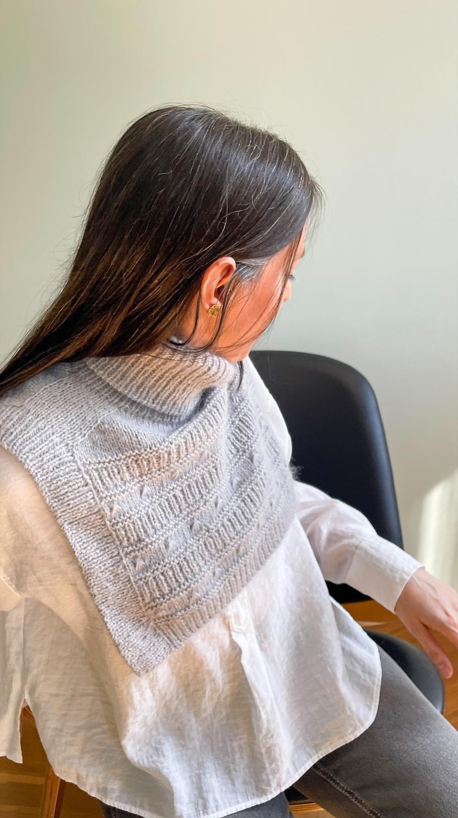 Манишка спицами с цветочным узором