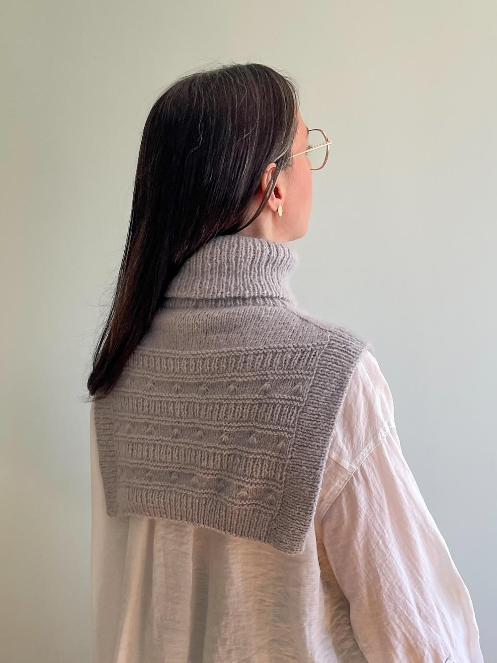 Шарф спицами с высоким воротником.