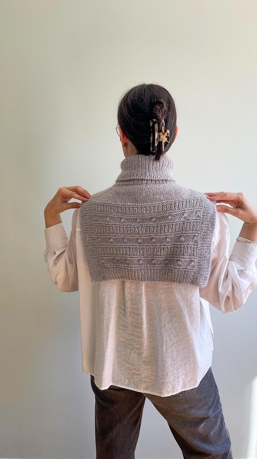 Манишка спицами из альпака на шелке