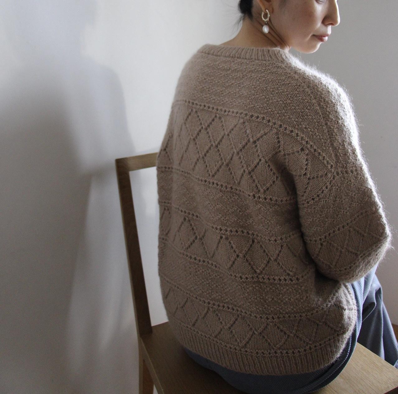 Пуловер с круглой горловиной сверху вниз спицами