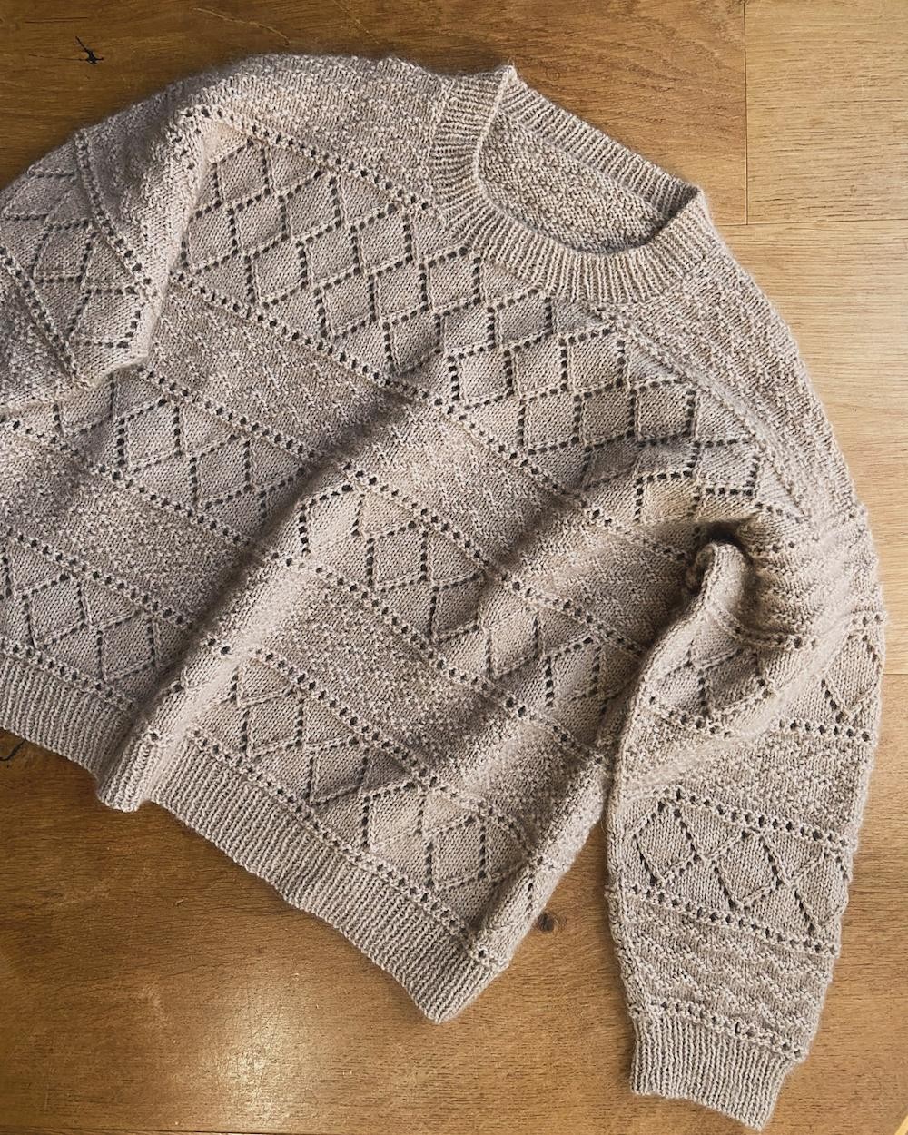 Легкий свитер спицами для весны