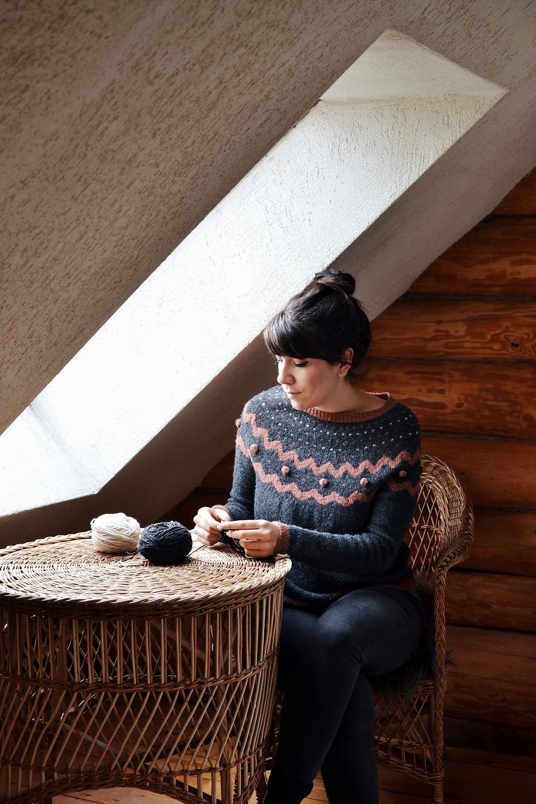 Пуловер с круглой горловиной сверху вниз спицами