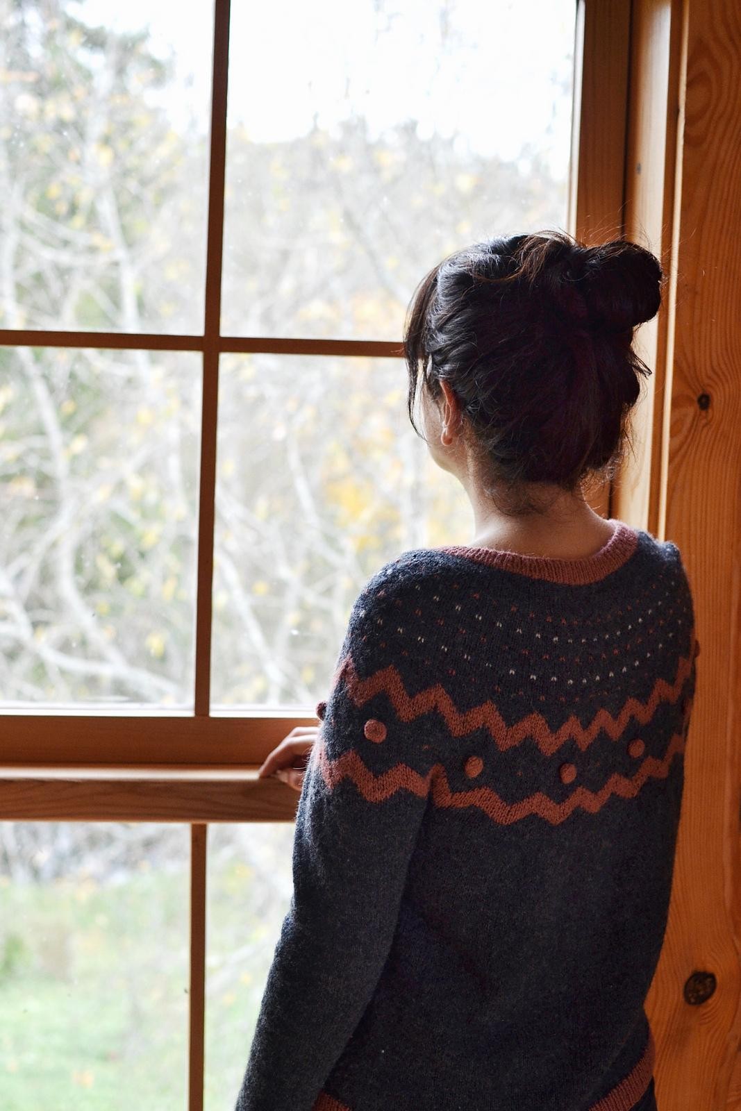 Женский пуловер с жаккардом спицами