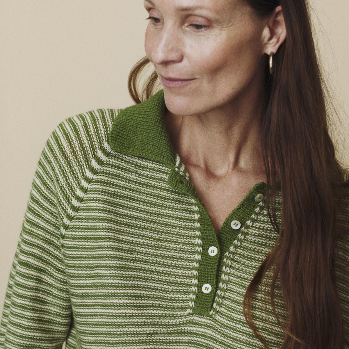 Пуловер с полосками на изнаночной глади