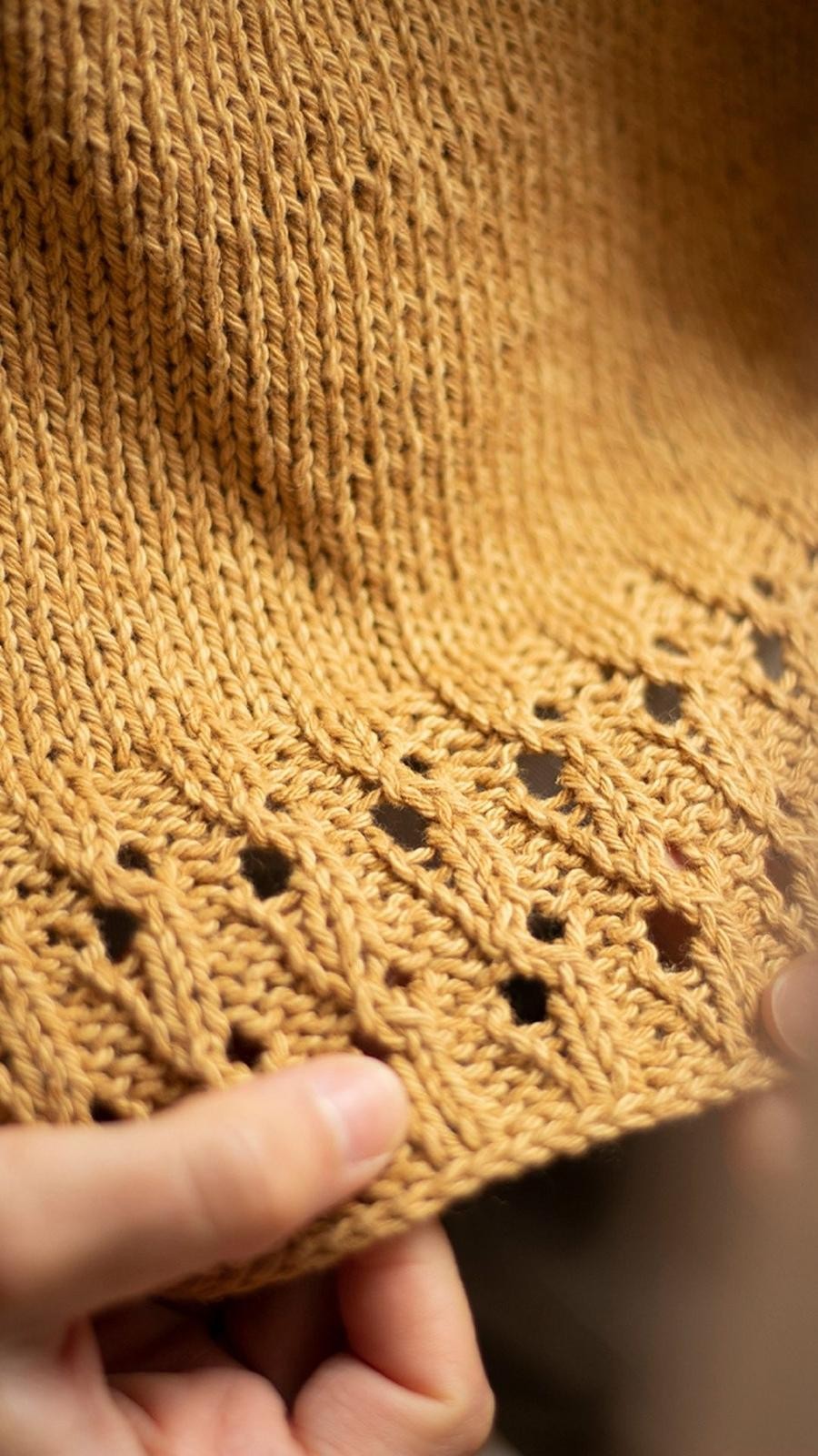 Топ с несложной отделкой по низу