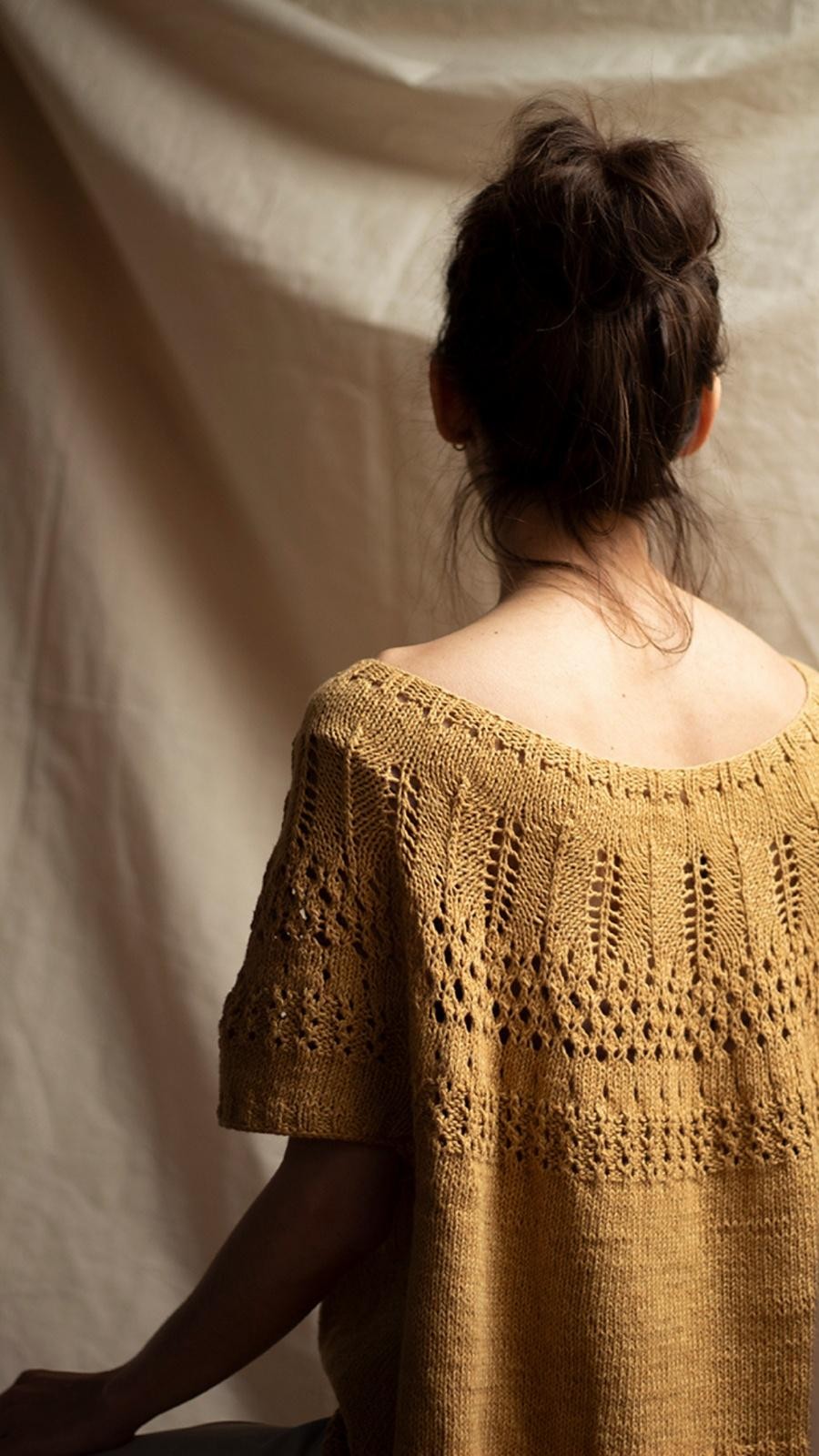 Женственный топ для летнего сезона спицами