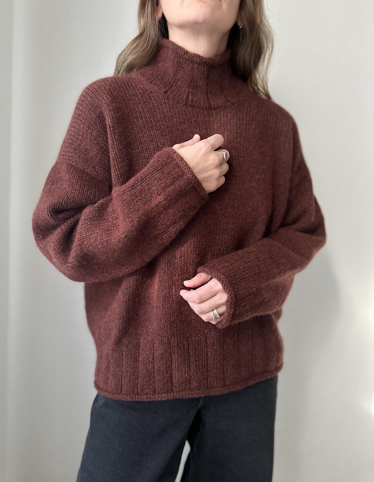 Вязаный спицами свитер