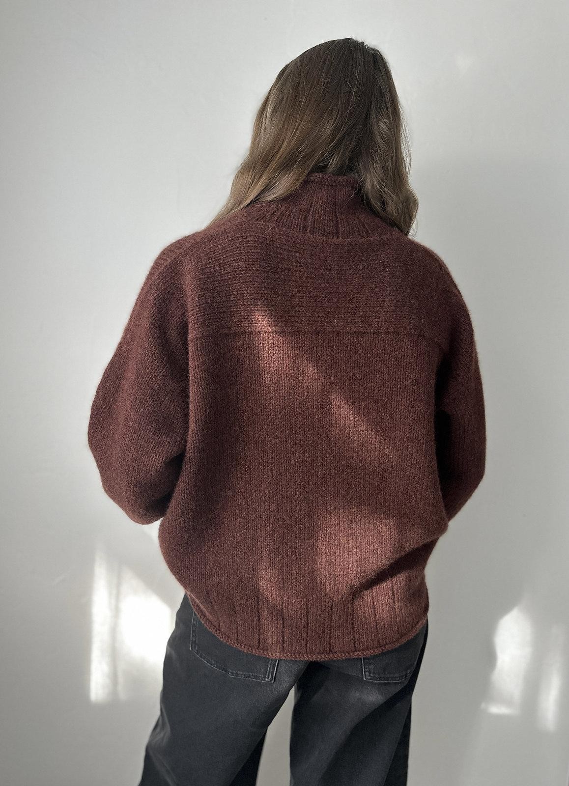 Вязаный свитер спицами сверху описание