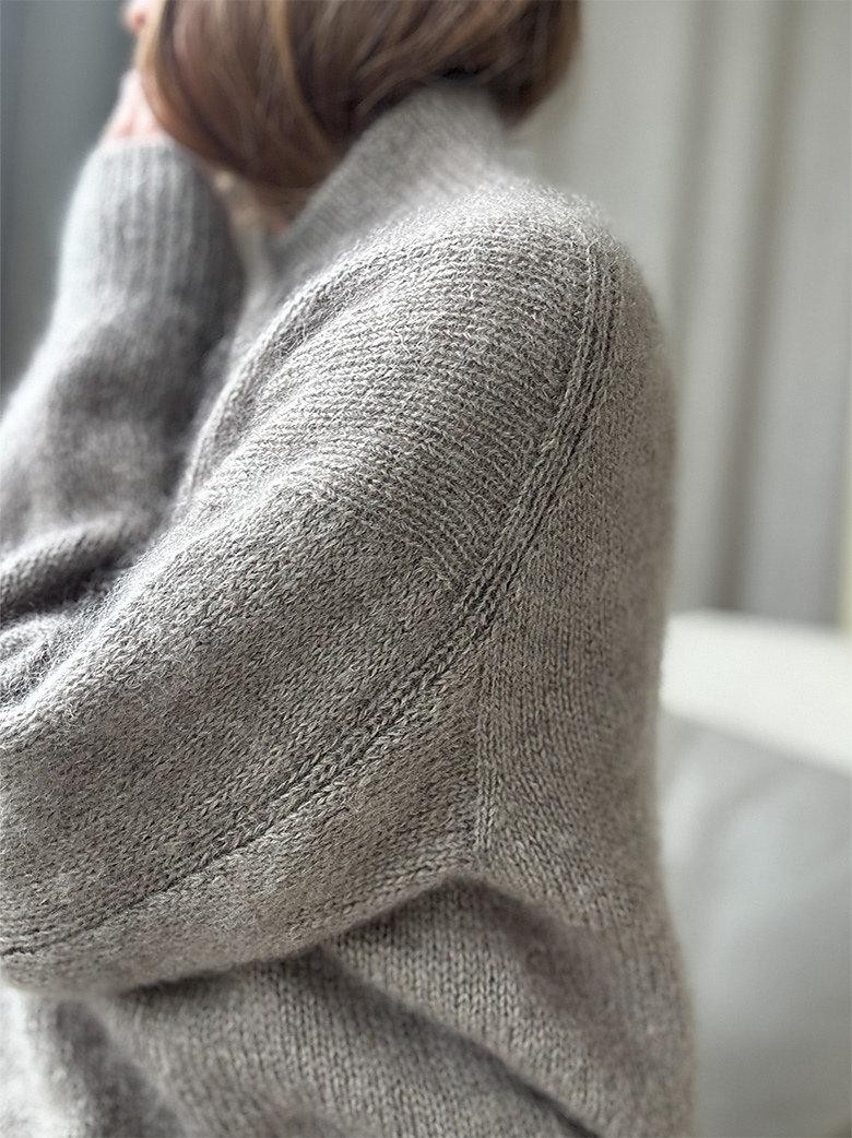 Модная высокая V горловина спицами описание вязания сверху