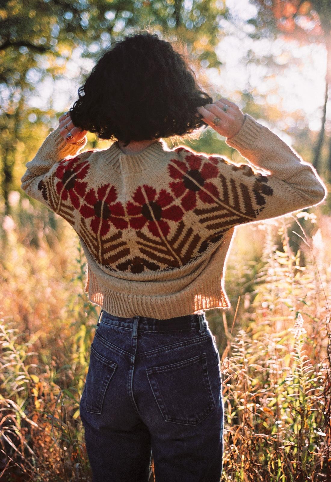 Свитер с жаккардовыми цветами спицами схема