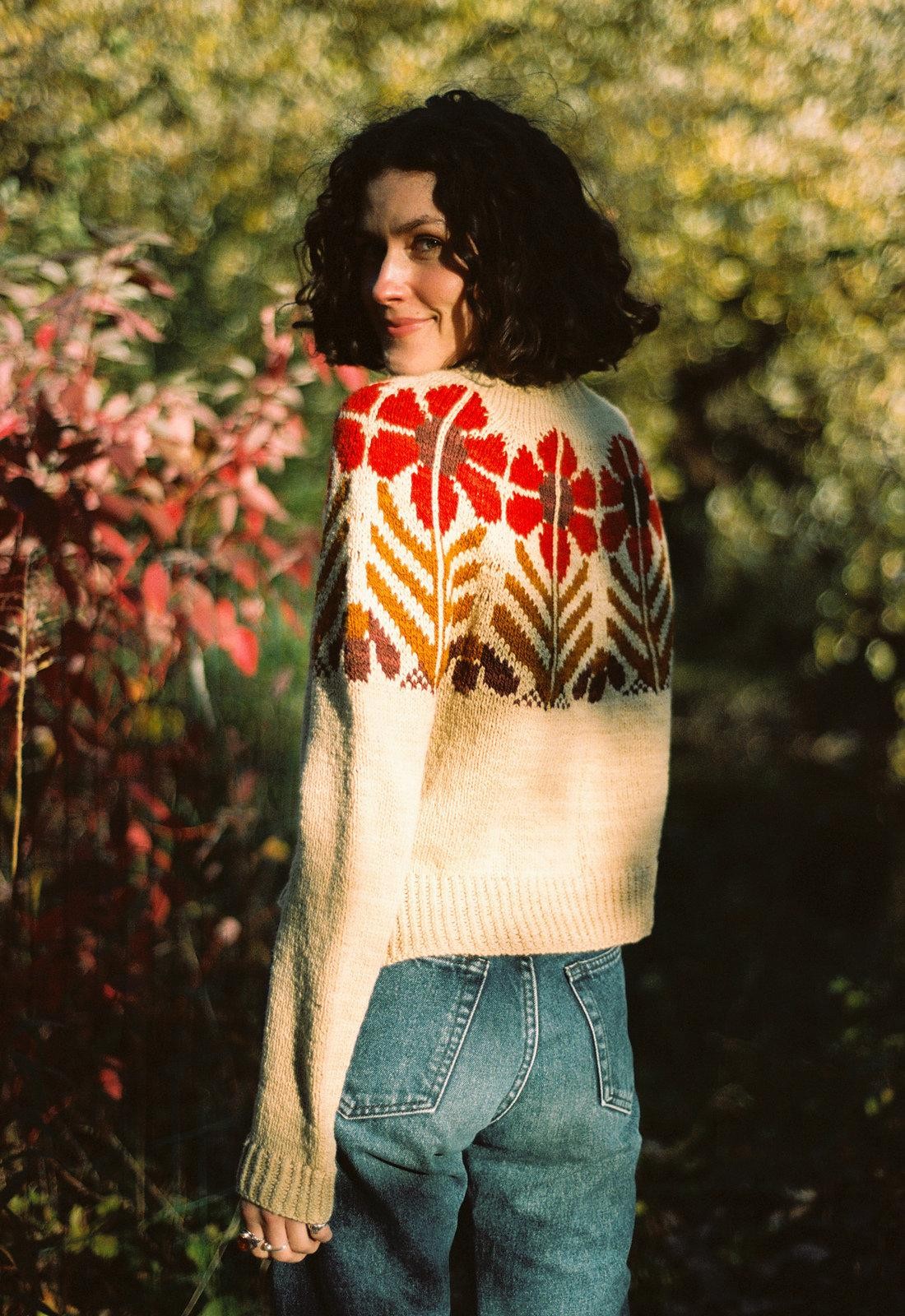 Жаккард большие крупные цветы спицами схема и описание