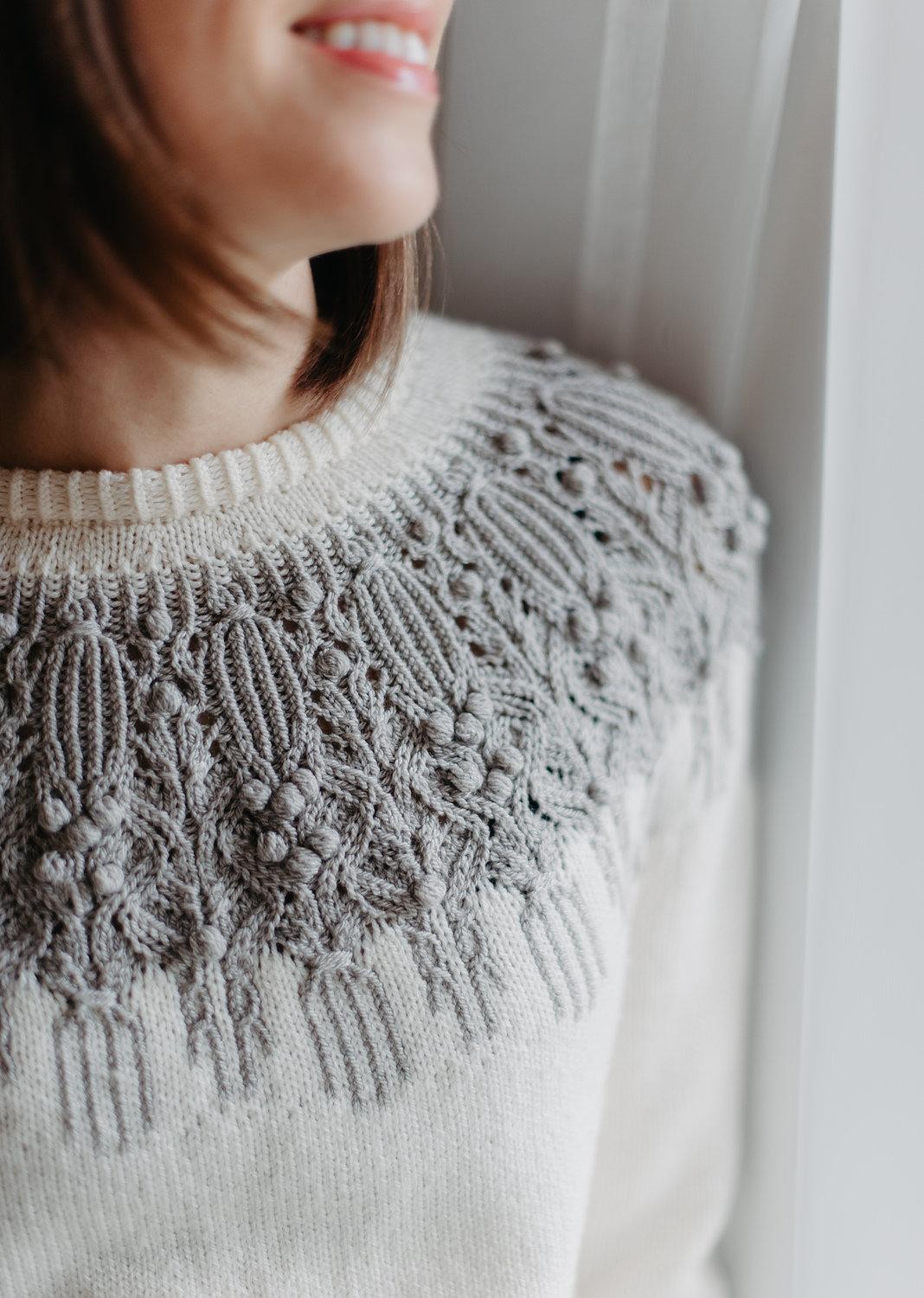 Свитер с круглой кокеткой спицами сверху