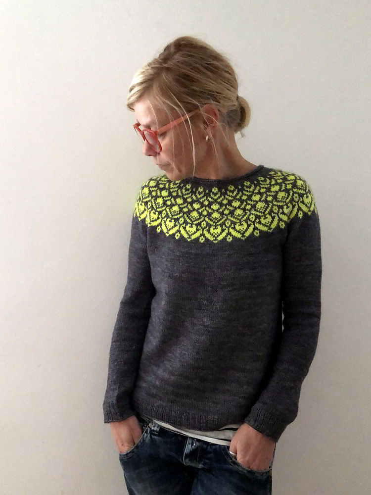 Свитер связанный спицами для женщин