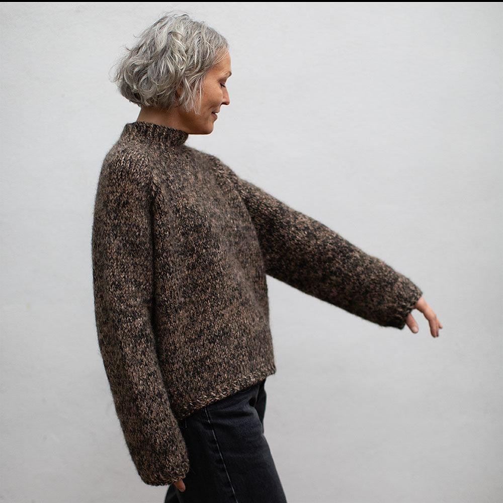 Теплый вязаный спицами свитер