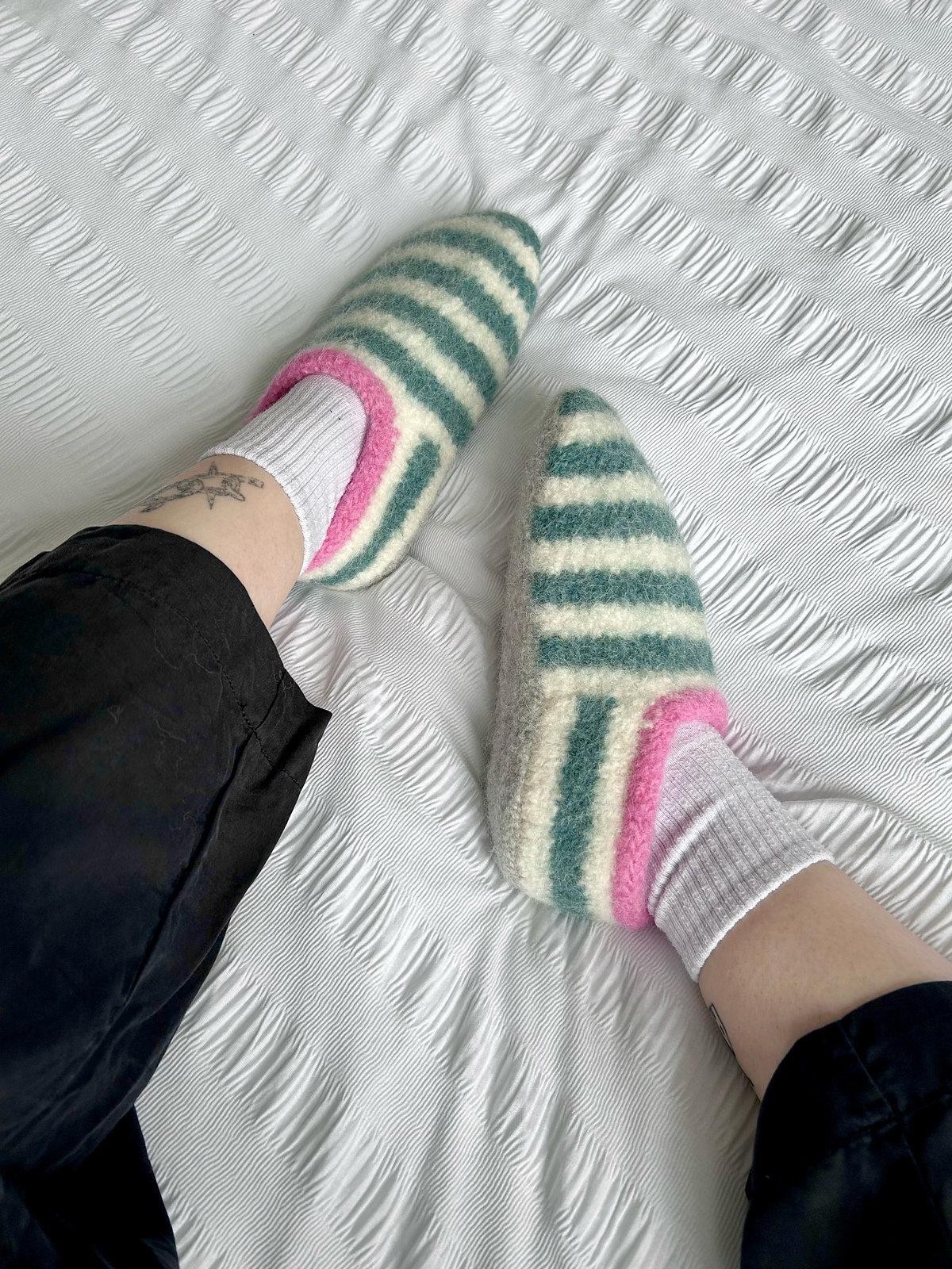 Тапки вязаные спицами описание