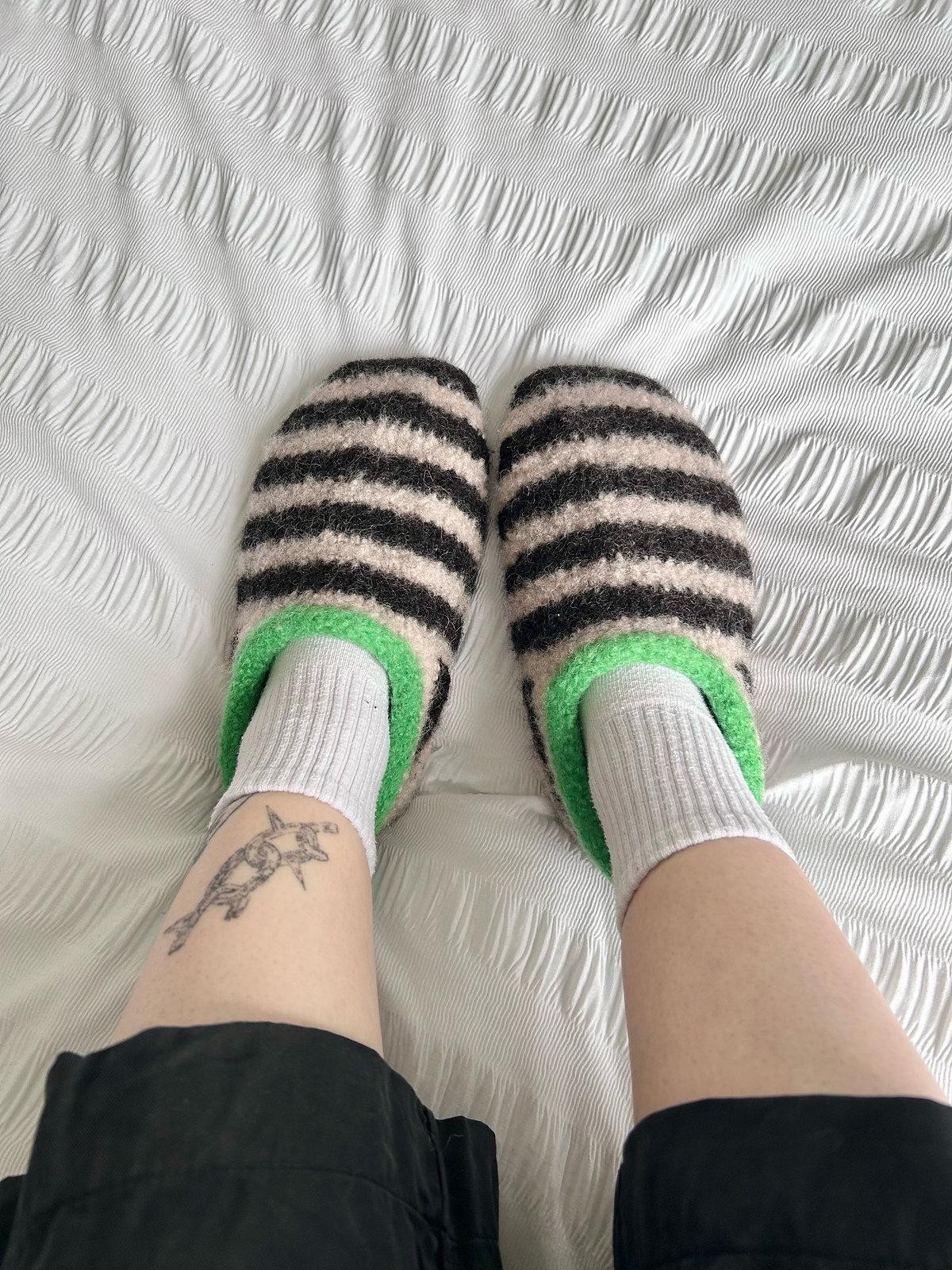 Вязаные спицами тапки