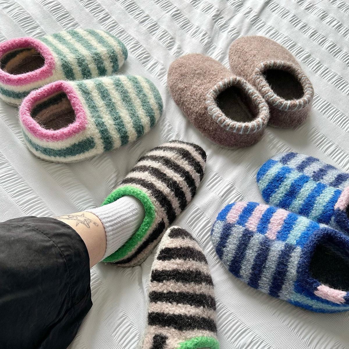 Связанные спицами и свалянные домашние тапочки Sailor Slippers